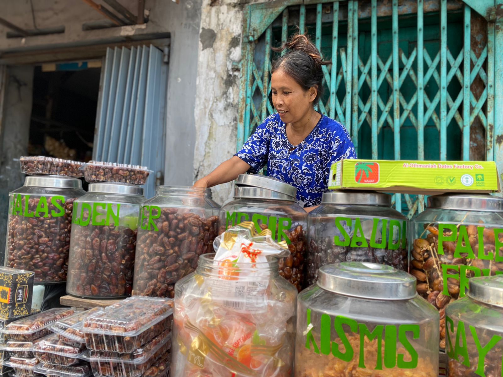 Tika, satu-satunya pedagang kaki lima berjualan kurma di Jalan Sasak Surabaya kawasan Ampel yang tidak direlokasi Pemkot Surabaya, Rabu (6/3/2024). Foto: Meilita suarasurabaya.net