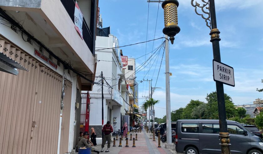 Trotoar Jalan Nyamplungan Kota Surabaya bersih dari PKL usai penataan kawasan Ampel oleh Pemkot Surabaya, Rabu (6/3/2024). Foto: Meilita suarasurabaya.net