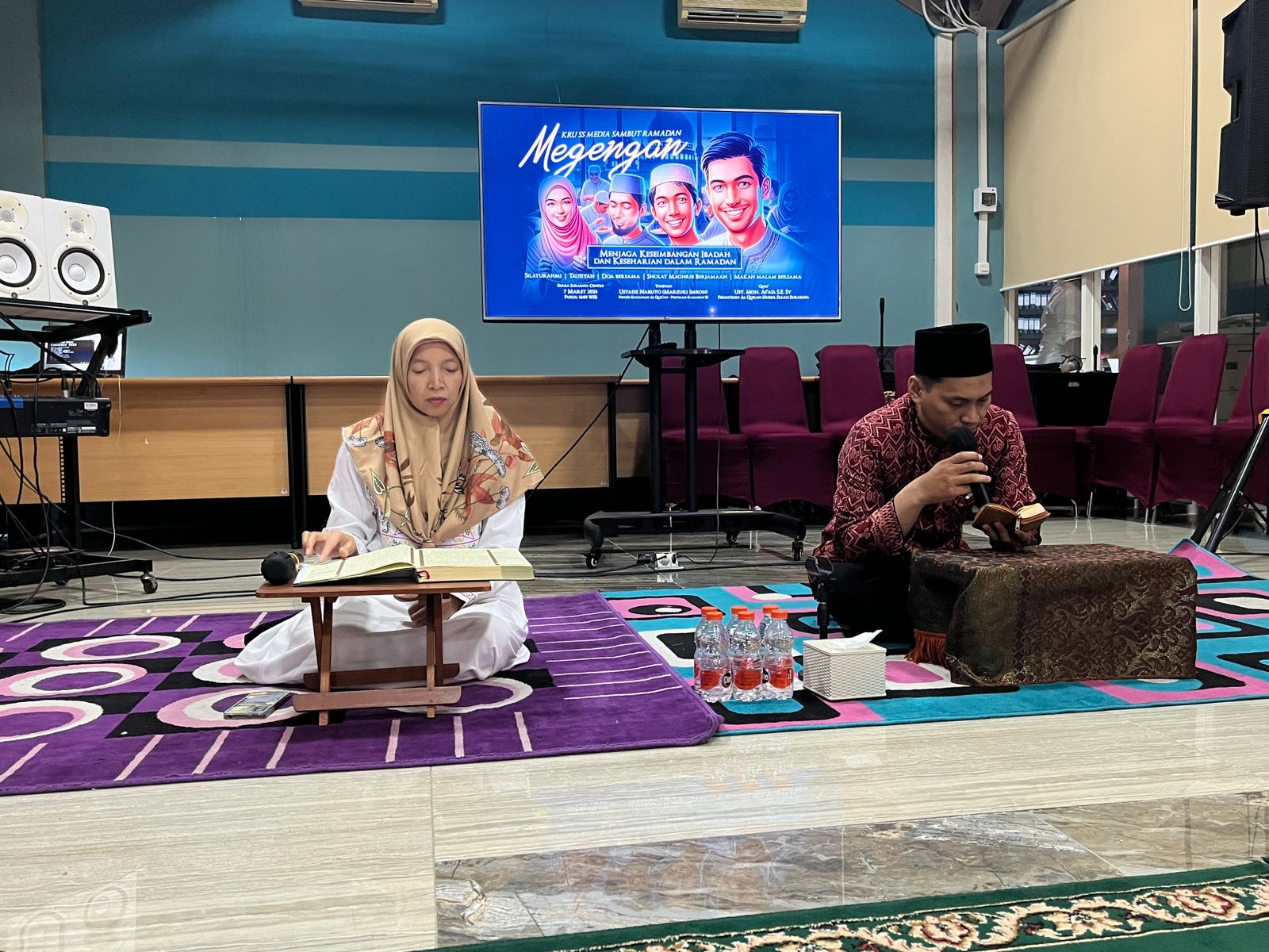 Pembacaan ayat suci Al-Quran oleh oleh Ustaz Mohammad As’ad dari Pesantren Al-Quran Nurul Falah Surabaya (kanan) dan Iping Supingah Redaktur New Media (kiri) dalam acara Megengan Suara Surabaya yang mengusung tema "Menjaga Keseimbangan Ibadah dan Keseharian dalam Ramadan", pada Kamis (7/3/2024). Foto: azwa magang suarasurabaya.net