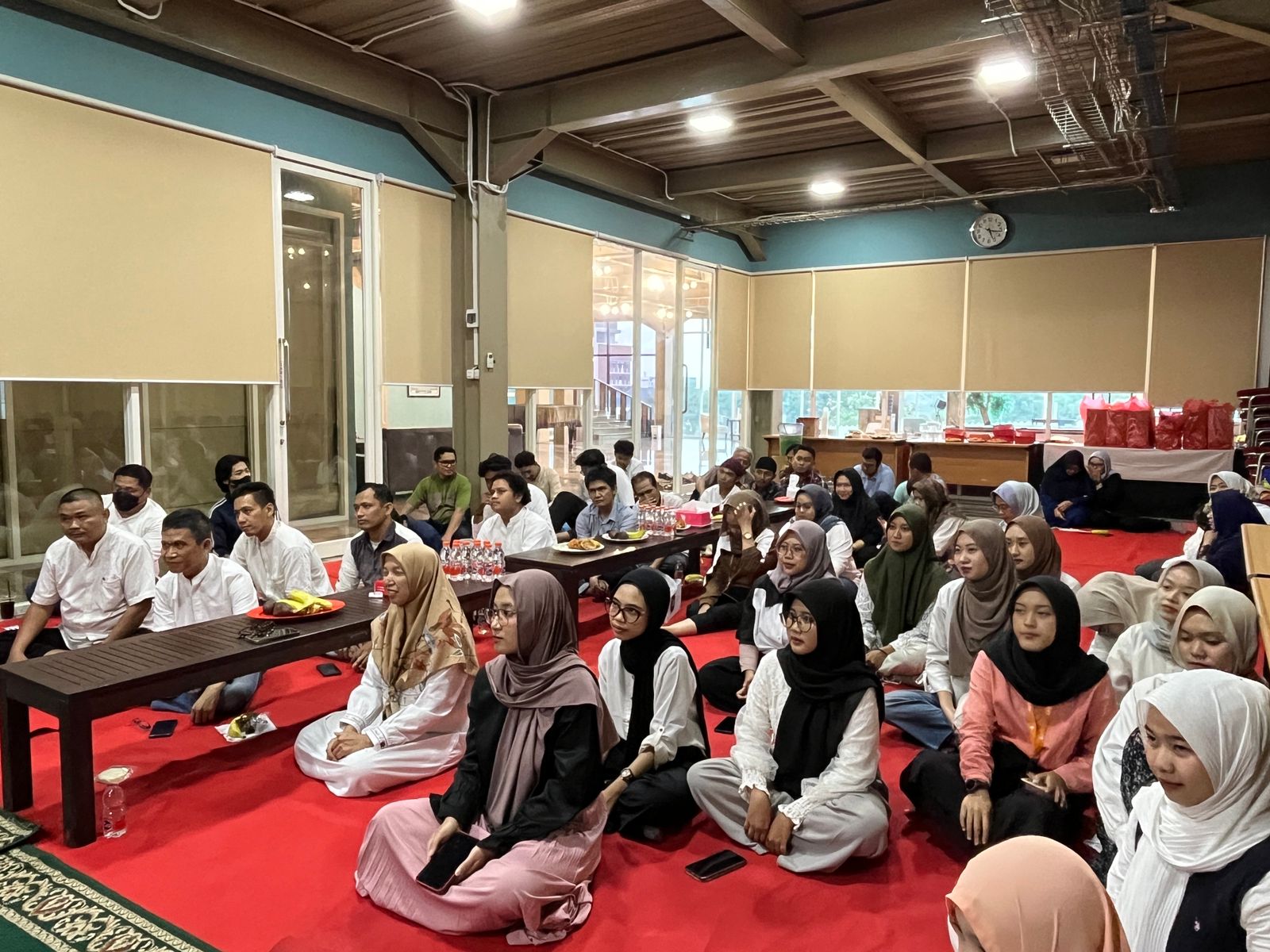 Tim Suara Surabaya saat mendengarkan tausyiyah dalam acara Megengan Suara Surabaya yang mengusung tema "Menjaga Keseimbangan Ibadah dan Keseharian dalam Ramadan", pada Kamis (7/3/2024). Foto: azwa magang suarasurabaya.net