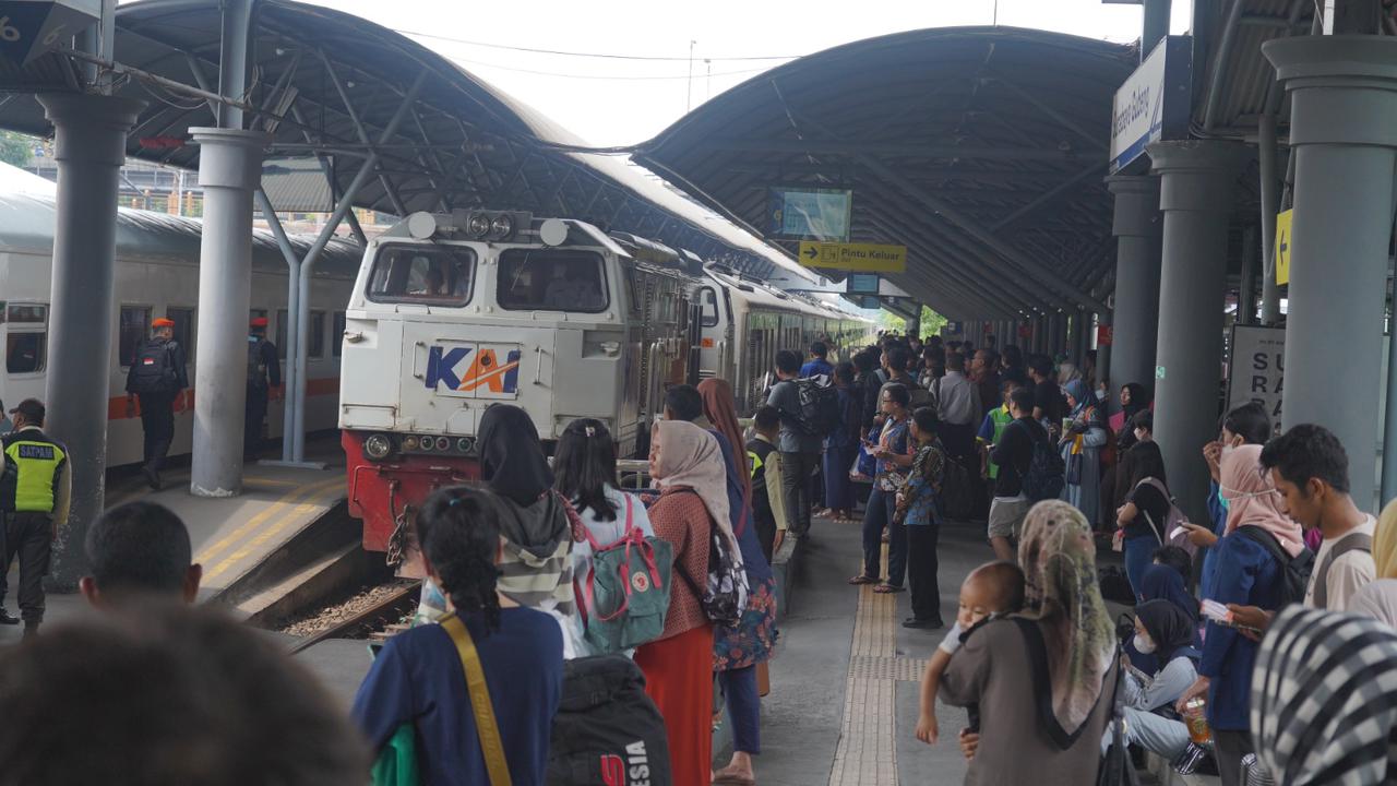 20 ribuan orang mulai tinggalkan Surabaya-Malang selama libur akhir pekan Hari Raya Nyepi dan awal Ramadan, Jumat (8/3/2024). Foto: Humas KAI Daop 8 Surabaya