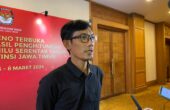 Nur Salam Komisioner KPU Jatim Divisi Sosialisasi, Pendidikan Pemilih, dan Partisipasi Masyarakat (Sosdiklih Parmas) waktu ditemui di sela rapat pleno di Hotel Shangri-La, Surabaya, Jumat (8/3/2024). Foto: Wildan suarasurabaya.net