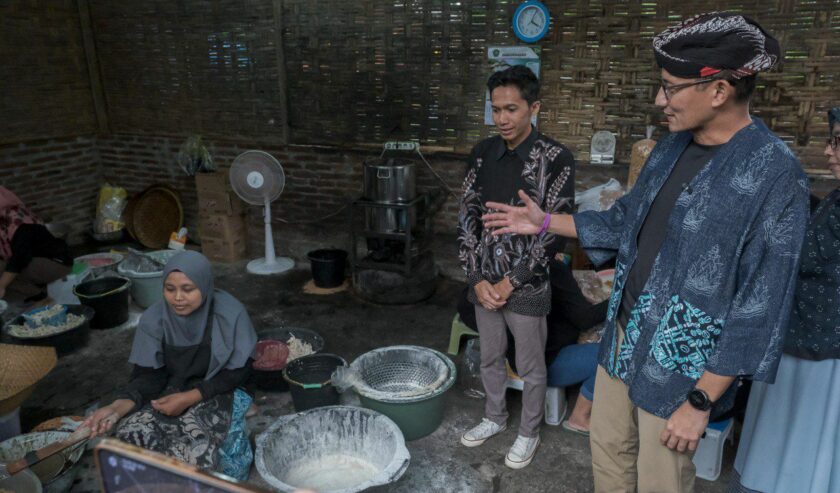 Sandiaga Uno Menprekraf mengunjungi salah satu pelaku UMKM kuliner di sela-sela acara "Temu Sapa Peserta Inkubasi Kuliner Borobudur" di Jamur Borobudur, Magelang, Sabtu (9/3/2024). Foto: Kemenparekraf RI