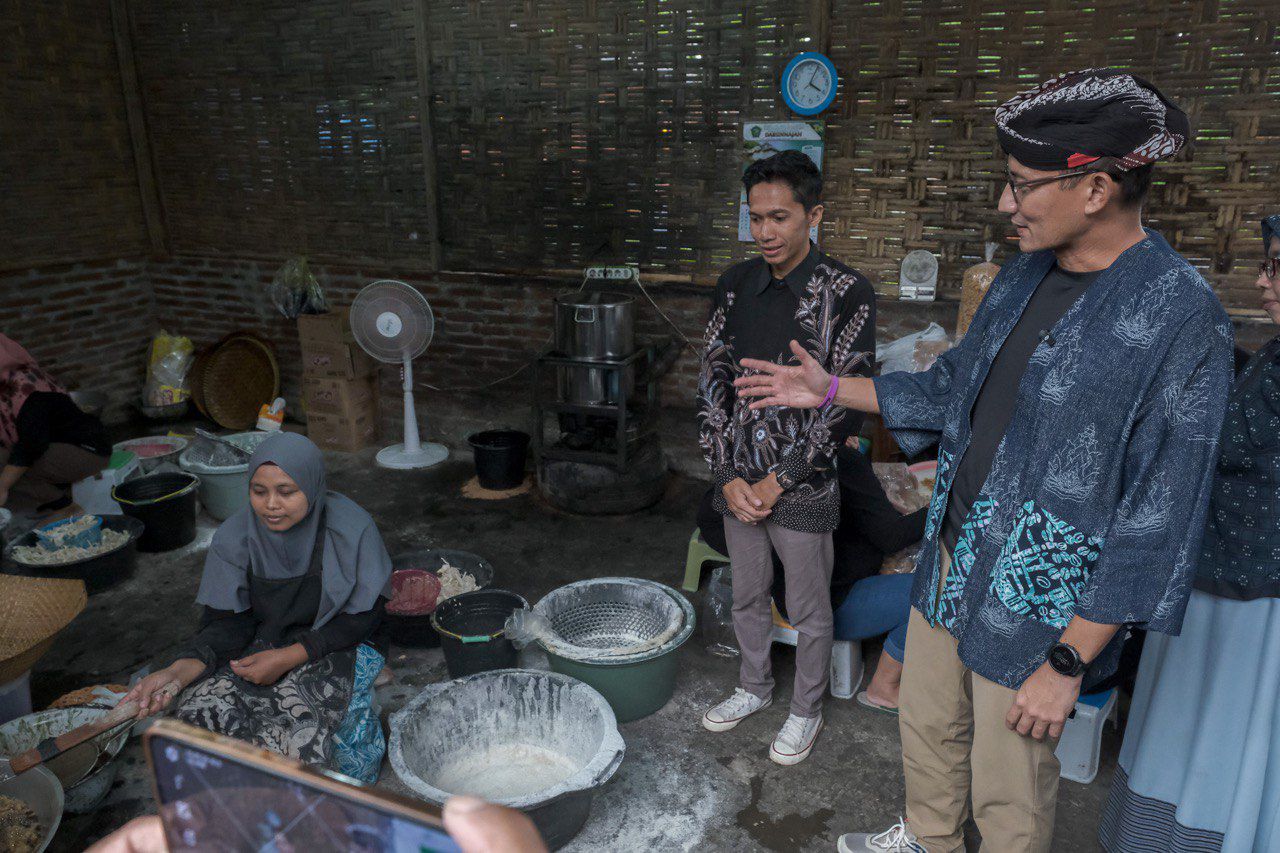 Sandiaga Uno Menprekraf mengunjungi salah satu pelaku UMKM kuliner di sela-sela acara "Temu Sapa Peserta Inkubasi Kuliner Borobudur" di Jamur Borobudur, Magelang, Sabtu (9/3/2024). Foto: Kemenparekraf RI