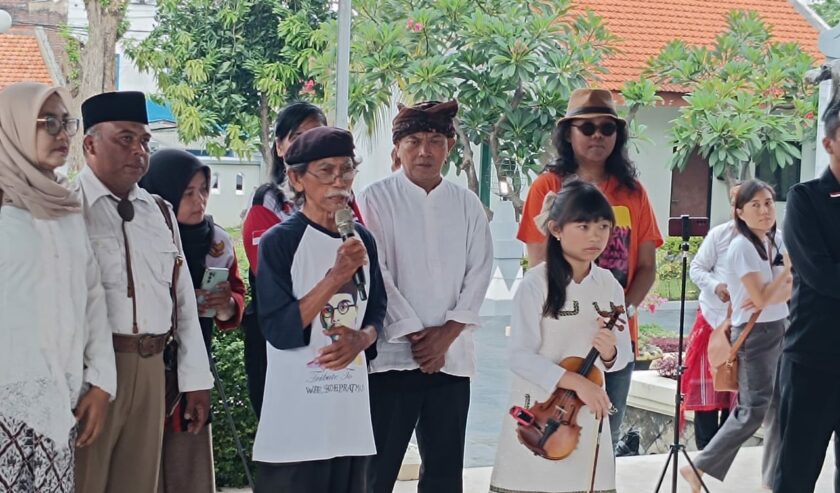 Surahman pegiat seni yang masih satu keluarga dari WR. Soepratman saat memberi sambutan dalam peringatan hari musik di makam WR. Soepratman Surabaya, Sabtu (9/3/2024). Foto: Risky suarasurabaya.net