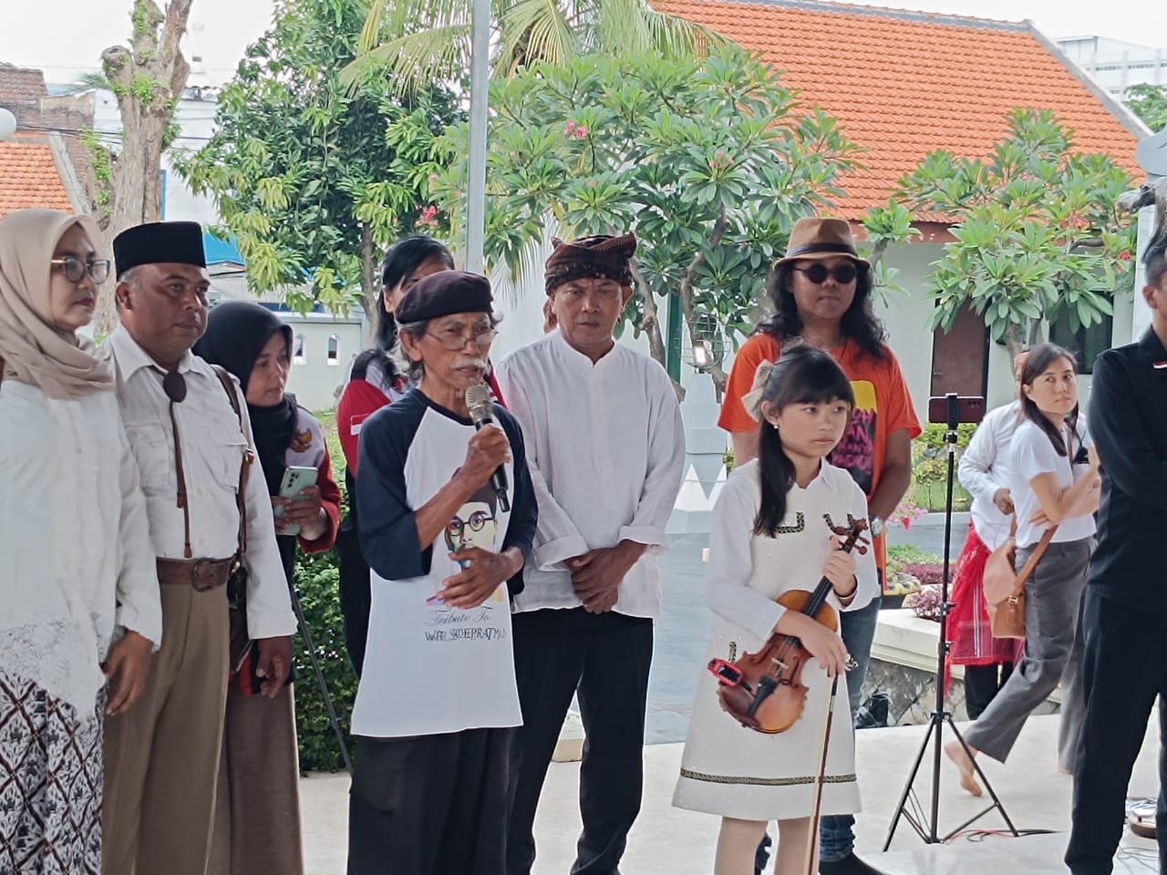 Surahman pegiat seni yang masih satu keluarga dari WR. Soepratman saat memberi sambutan dalam peringatan hari musik di makam WR. Soepratman Surabaya, Sabtu (9/3/2024). Foto: Risky suarasurabaya.net