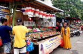 Pedagang bunga di Jalan Kedungdoro, Surabaya, Sabtu (9/3/2024). Foto: Ikke magang suarasurabaya.net