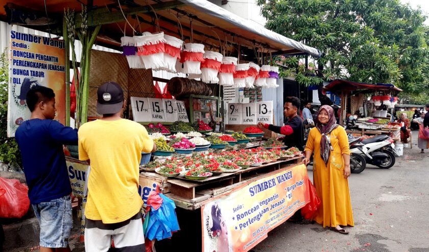 Pedagang bunga di Jalan Kedungdoro, Surabaya, Sabtu (9/3/2024). Foto: Ikke magang suarasurabaya.net