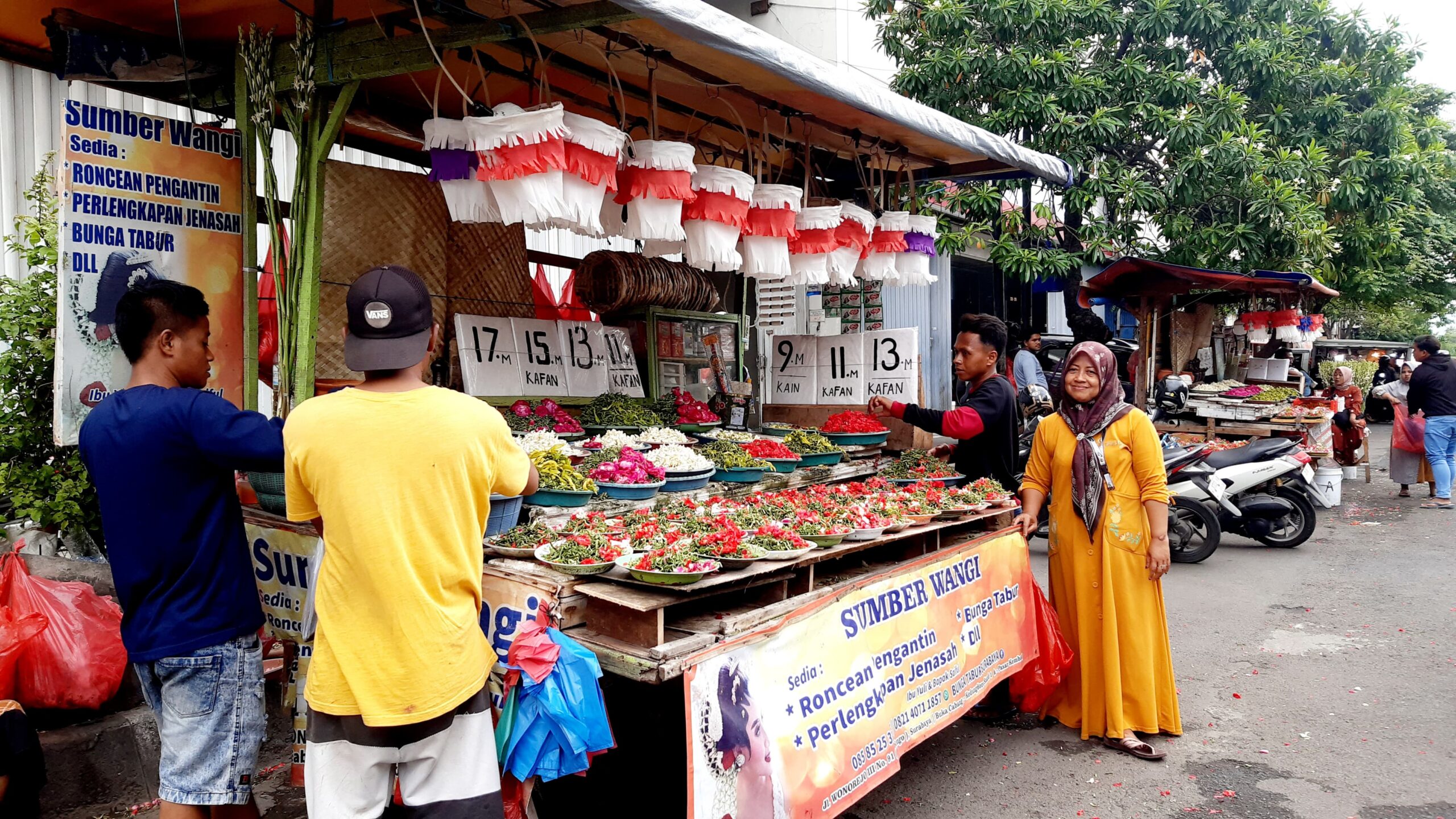 Pedagang bunga di Jalan Kedungdoro, Surabaya, Sabtu (9/3/2024). Foto: Ikke magang suarasurabaya.net