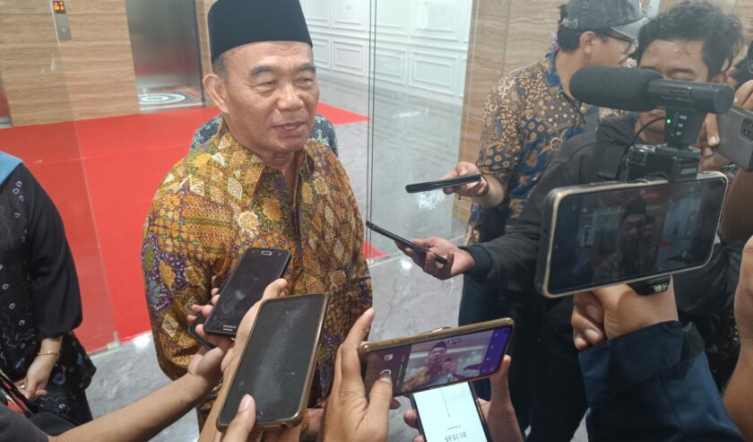 Muhadjir Effendi Menteri Koordinator Bidang Pembangunan Manusia dan Kebudayaan (Menko PMK) saat berada di Universitas Muhammadiyah (UM) Surabaya, Sabtu (9/3/2024). Foto: Risky suarasurabaya.net