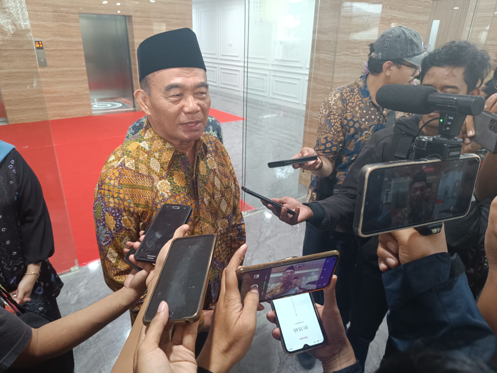 Muhadjir Effendi Menteri Koordinator Bidang Pembangunan Manusia dan Kebudayaan (Menko PMK) saat berada di Universitas Muhammadiyah (UM) Surabaya, Sabtu (9/3/2024). Foto: Risky suarasurabaya.net