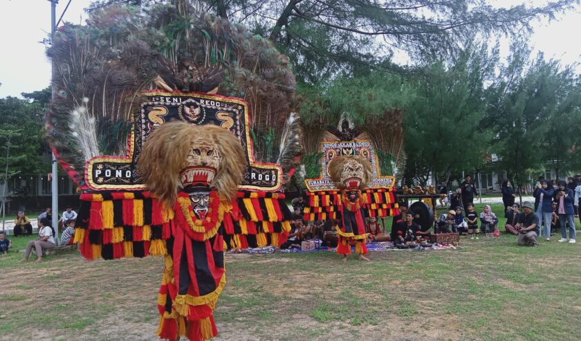 Reog Ponorogo persembahan dari Grup Reog Singo Sekar Budoyo pada acara Nguri Uri Budoyo di Taman Hiburan Pantai Kenjeran, Minggu (10/3/2024) Foto : Dani magang suarasurabaya.net