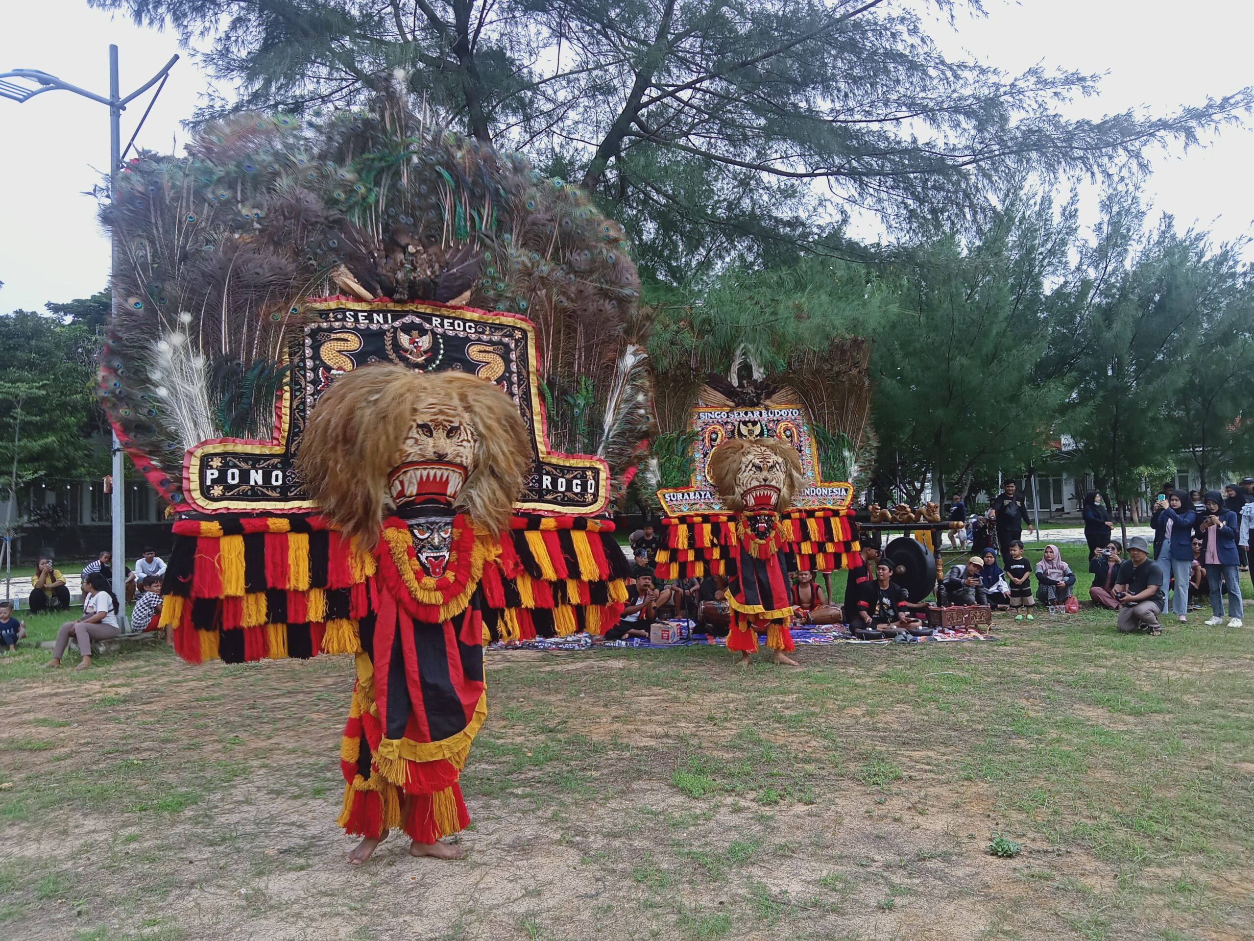 Reog Ponorogo persembahan dari Grup Reog Singo Sekar Budoyo pada acara Nguri Uri Budoyo di Taman Hiburan Pantai Kenjeran, Minggu (10/3/2024) Foto : Dani magang suarasurabaya.net