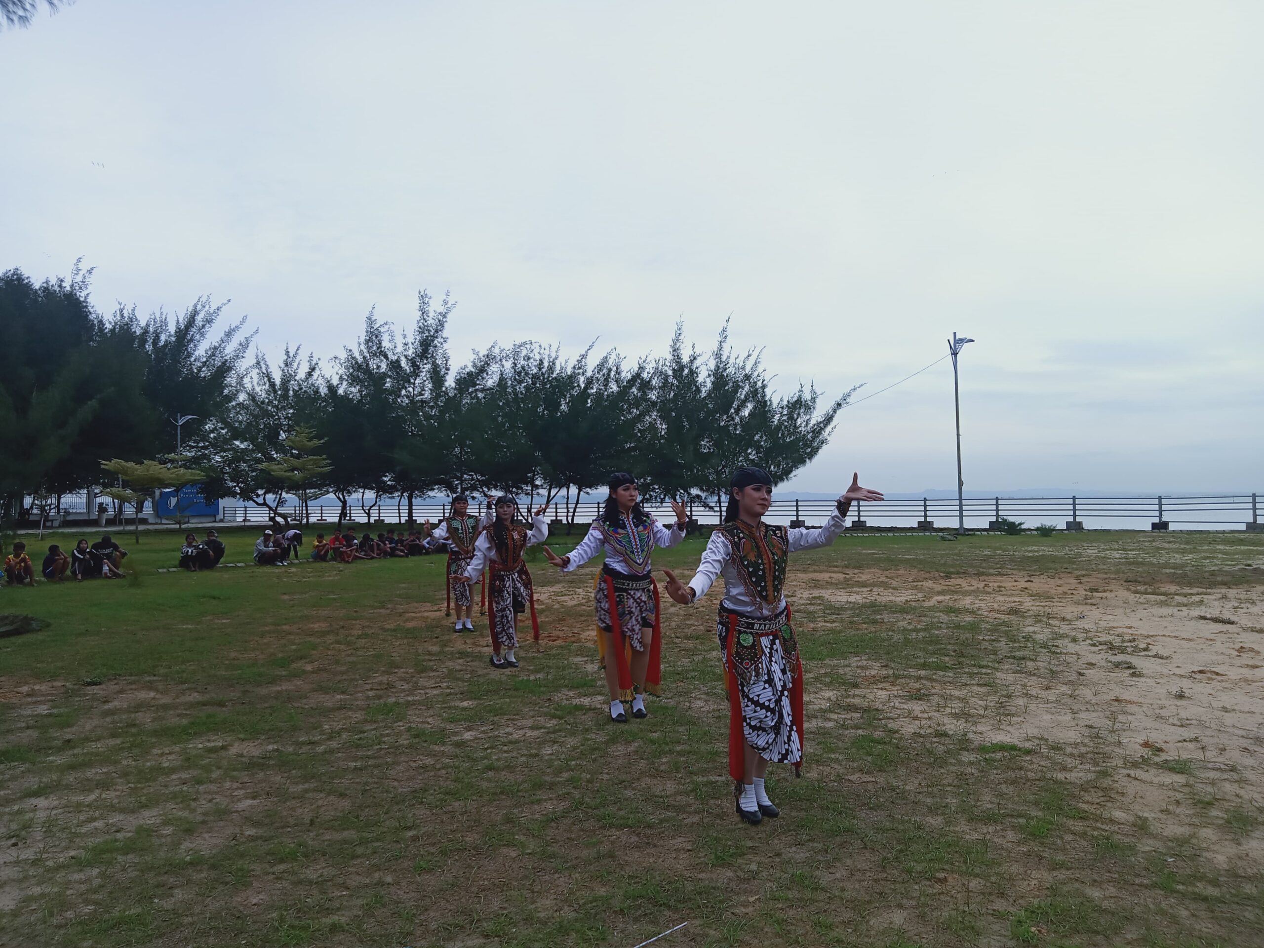 Empat Penari Jatilan dari Grup Reog Singo Sekar Budoyo dalam acara Nguri Uri Budoyo di THP Kenjeran, Minggu (10/3/2024) Foto : Dani magang suarasurabaya.net