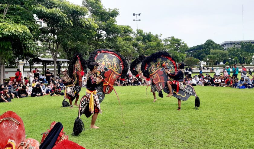 Pertunjukan seni jaran kepang di Tugu Pahlawan Surabaya, Minggu (10/3/2024). Foto: Ikke magang suarasurabaya.net