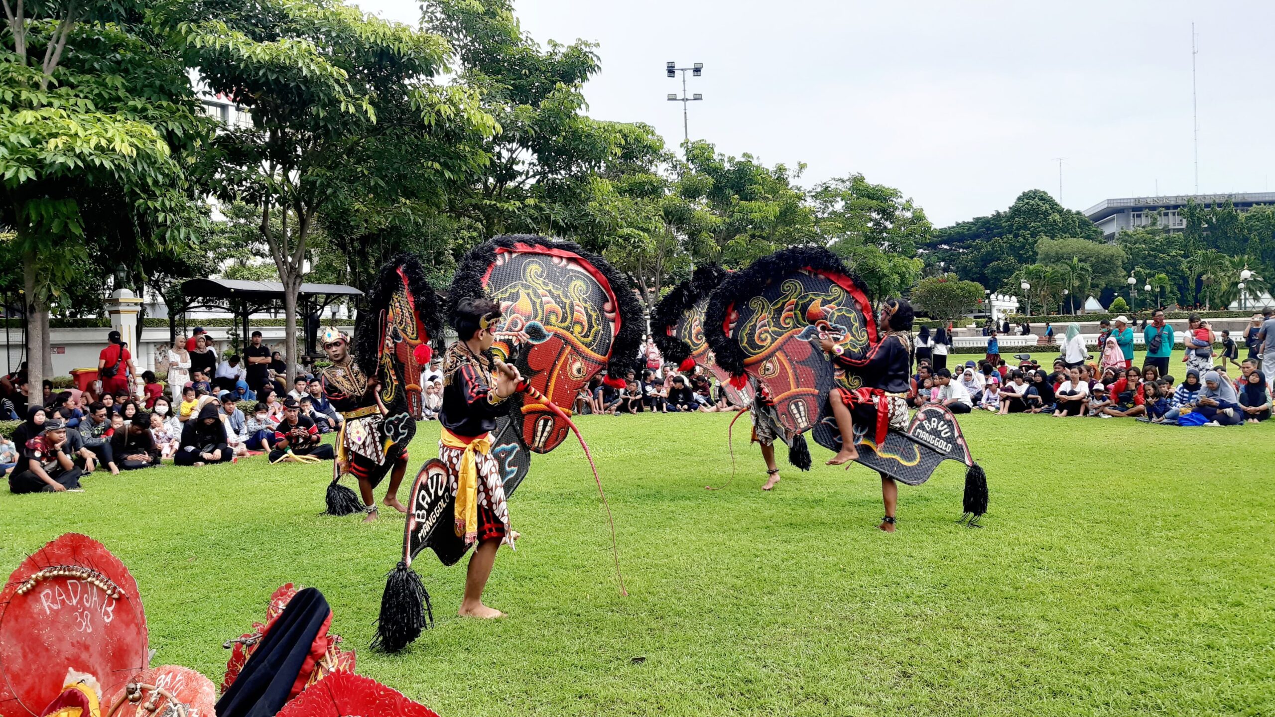 Pertunjukan seni jaran kepang di Tugu Pahlawan Surabaya, Minggu (10/3/2024). Foto: Ikke magang suarasurabaya.net