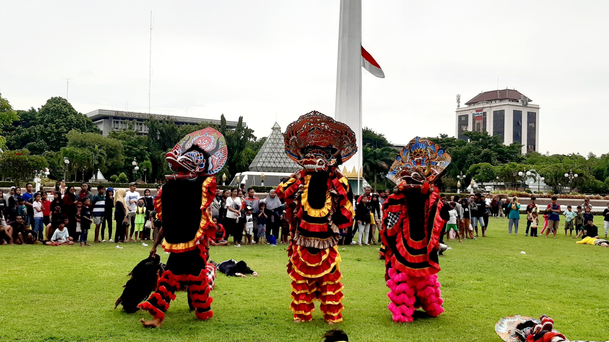 Singo Barong dalam pertunjukan seni Jaranan di Tugu Pahlawan Surabaya, Minggu (10/3/2024). Foto: Ikke magang suarasurabaya.net