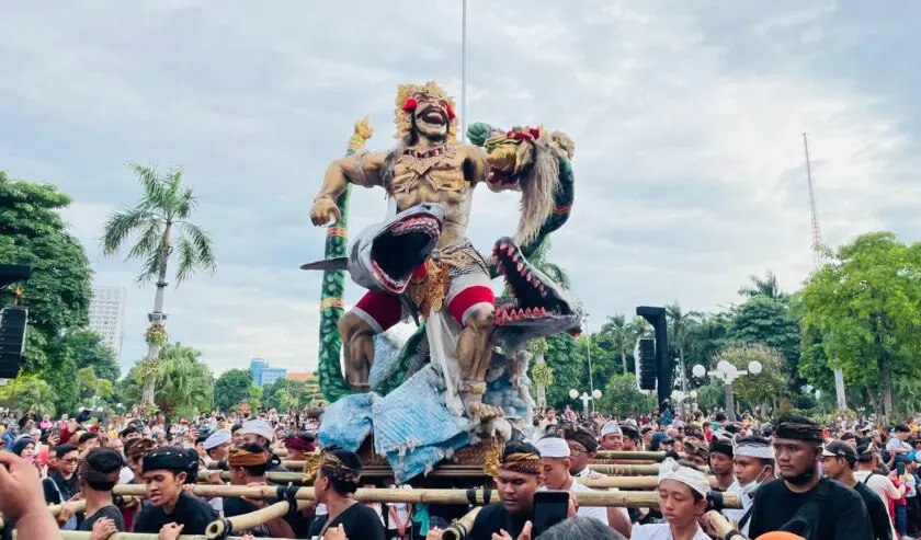 Pawai Ogoh-Ogoh di Balai Kota Surabaya Diikuti Ribuan Umat Hindu - Suara Surabaya