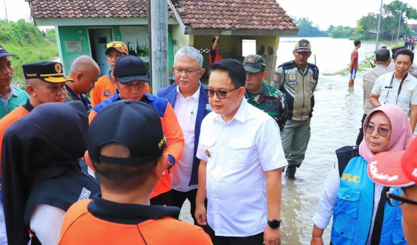 Adhy Karyono Pj Gubernur Jatim waktu meninjau kondisi banjir yang melandi di wilayah Mojokerto beberapa waktu lalu. Foto: Humas Pemprov Jatim.