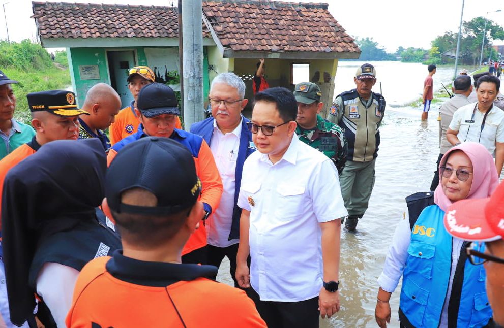 Adhy Karyono Pj Gubernur Jatim waktu meninjau kondisi banjir yang melandi di wilayah Mojokerto beberapa waktu lalu. Foto: Humas Pemprov Jatim.