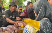 Warga membeli telur di pasar murah Rusun Penjaringansari, Selasa (12/3/2024). Foto: Meilita suarasurabaya.net