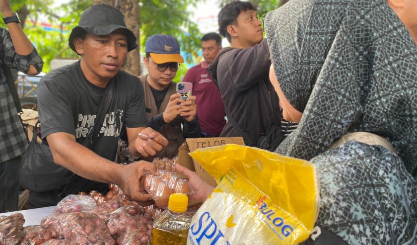 Warga membeli telur di pasar murah Rusun Penjaringansari, Selasa (12/3/2024). Foto: Meilita suarasurabaya.net