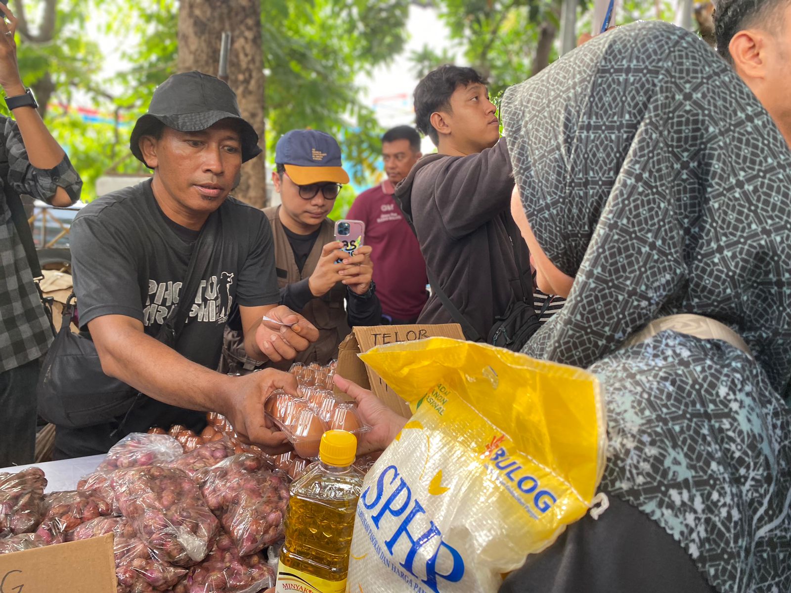 Warga membeli telur di pasar murah Rusun Penjaringansari, Selasa (12/3/2024). Foto: Meilita suarasurabaya.net