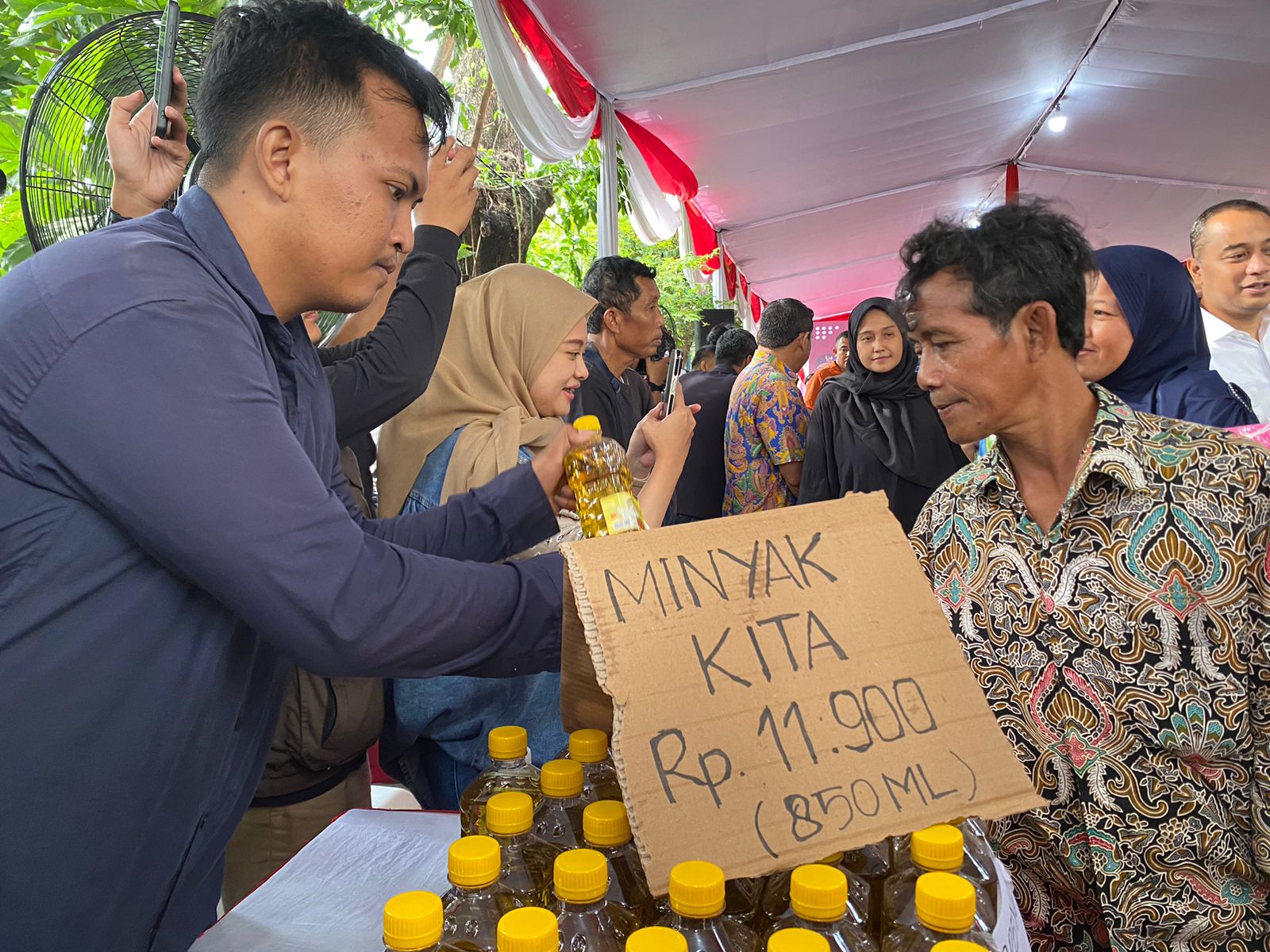 Warga membeli minyak goreng di pasar murah di Rusun Penjaringansari, Selasa (12/3/2024). Foto: Meilita suarasurabaya.net