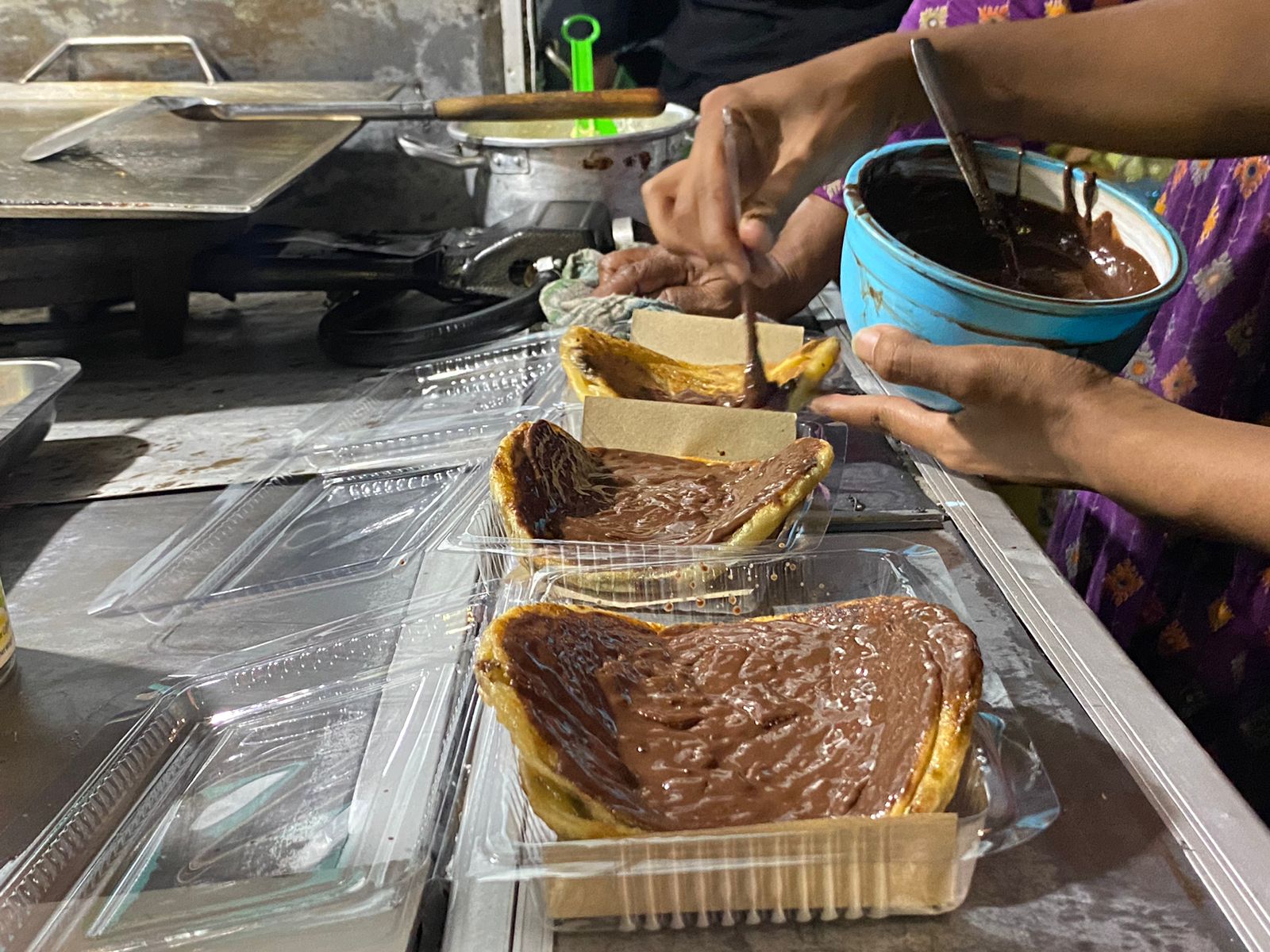 Roti Maryam yang dioleskan selai cokelat yang dijual di Kawasan Ampel Surabaya, Selasa (12/3/2024). Foto: Wildan suarasurabaya.net