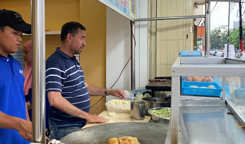 Martabak Himalaya salah satu kuliner Timur Tengah yang dijual di Kawasan Ampel Surabaya, Selasa (12/3/2024). Foto: Wildan suarasurabaya.net