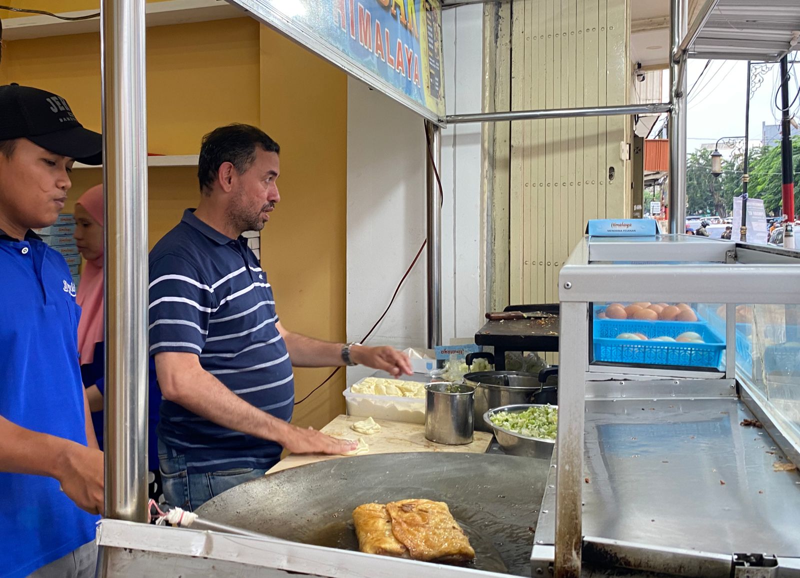 Martabak Himalaya salah satu kuliner Timur Tengah yang dijual di Kawasan Ampel Surabaya, Selasa (12/3/2024). Foto: Wildan suarasurabaya.net