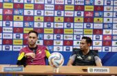 Paul Munster pelatih dan Reva Adib pemain Persebaya saat berada dalam Pre Match Press Conference di Stadion Gelora Bung Tomo (GBT) Surabaya, Selasa (12/3/2024). Foto: Risky suarasurabaya.net