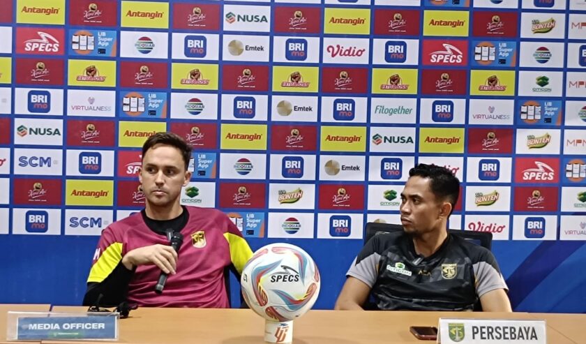 Paul Munster pelatih dan Reva Adib pemain Persebaya saat berada dalam Pre Match Press Conference di Stadion Gelora Bung Tomo (GBT) Surabaya, Selasa (12/3/2024). Foto: Risky suarasurabaya.net