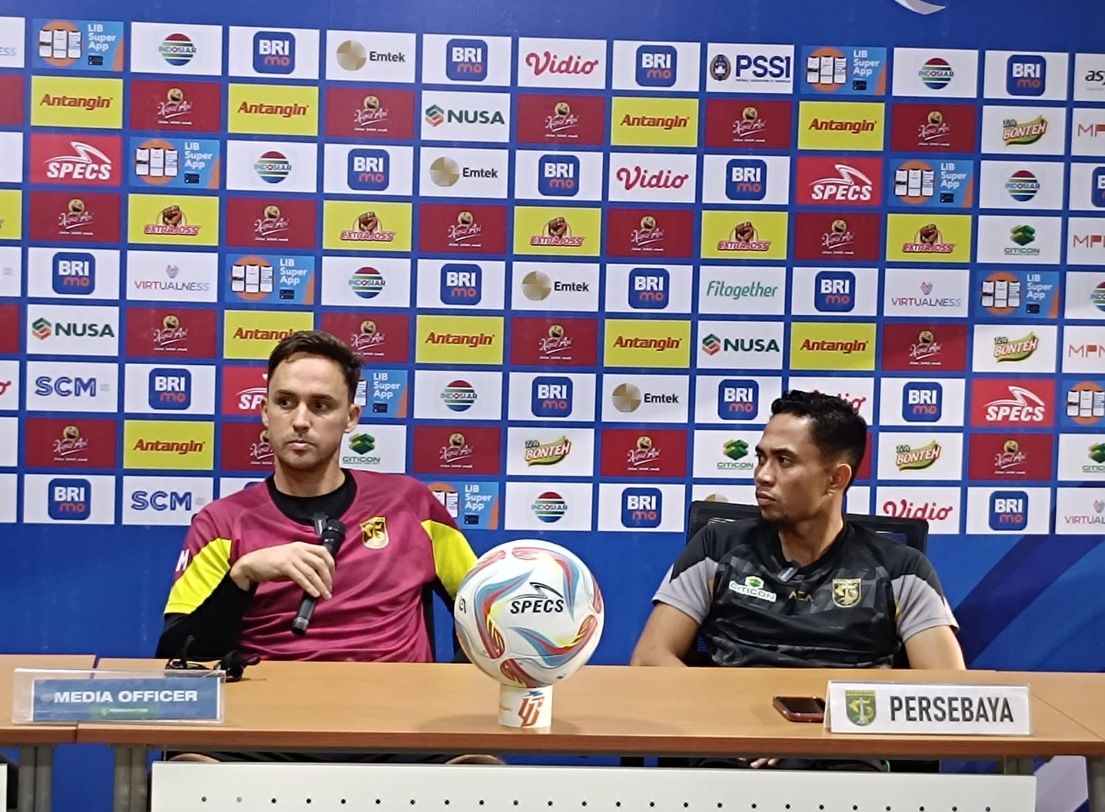 Paul Munster pelatih dan Reva Adib pemain Persebaya saat berada dalam Pre Match Press Conference di Stadion Gelora Bung Tomo (GBT) Surabaya, Selasa (12/3/2024). Foto: Risky suarasurabaya.net