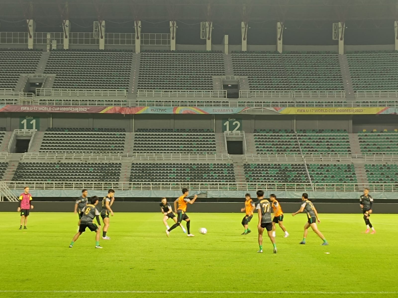 Para pemain Persebaya saat menjalani official training di Stadion Gelora Bung Tomo (GBT) Surabaya, Selasa (12/3/2024). Foto: Risky suarasurabaya.net