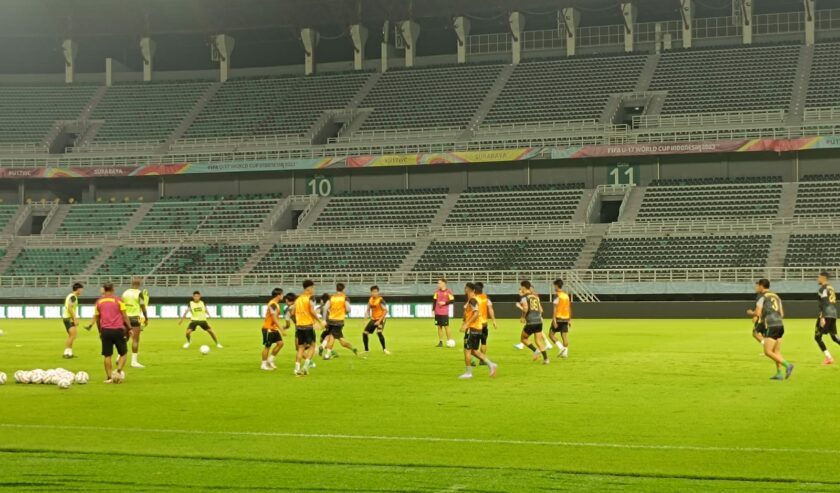 Para pemain Persebaya saat menjalani official training di Stadion Gelora Bung Tomo (GBT) Surabaya, Selasa (12/3/2024) jelang menghadapi Madura United. Foto: Risky suarasurabaya.net
