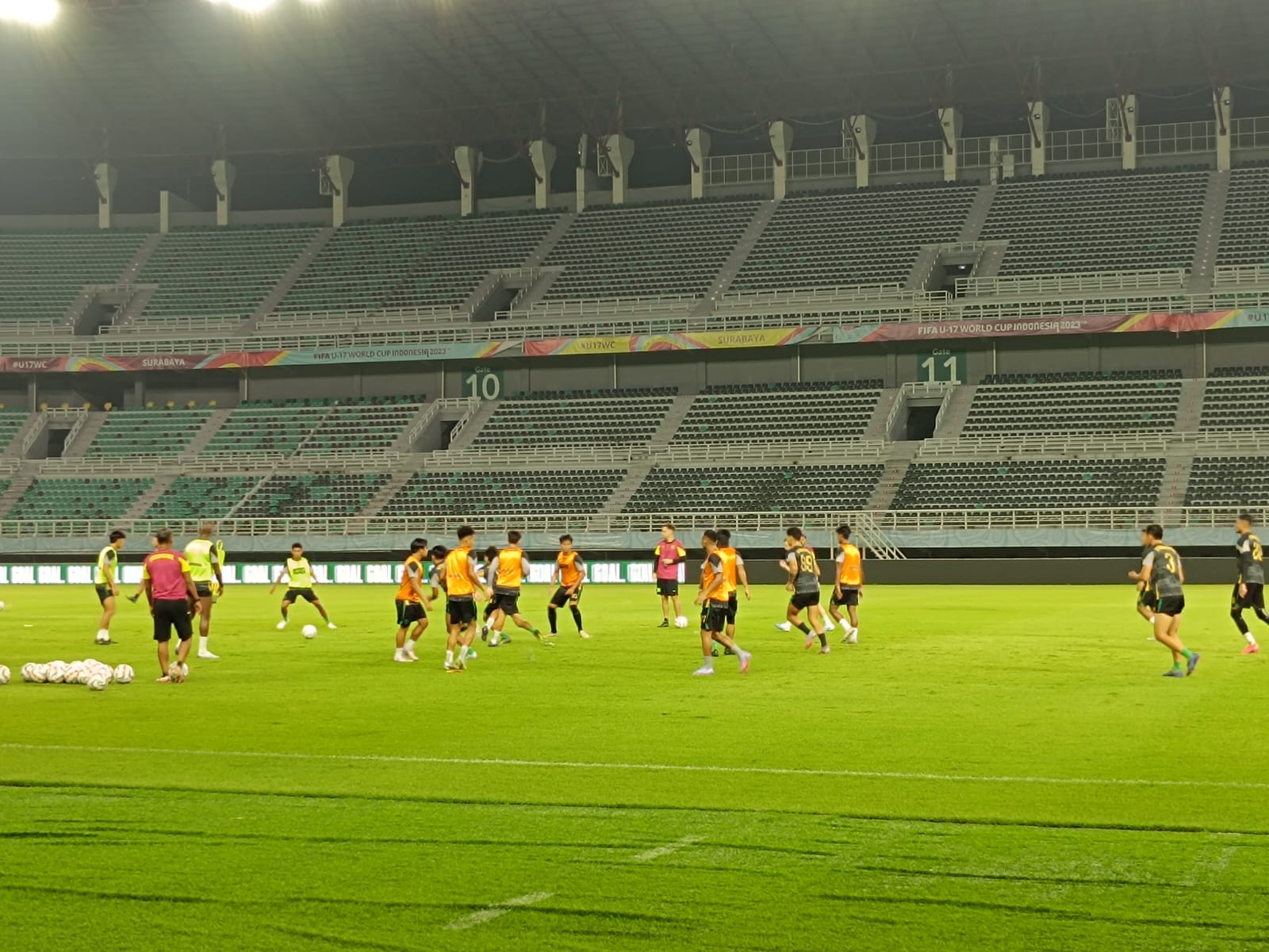 Para pemain Persebaya saat menjalani official training di Stadion Gelora Bung Tomo (GBT) Surabaya, Selasa (12/3/2024) jelang menghadapi Madura United. Foto: Risky suarasurabaya.net