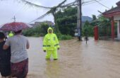 Situasi banjir setinggi lutut orang dewasa melanda wilayah Kabupaten Bangkalan pada, Selasa (12/3/2024). Foto: Istimewa.