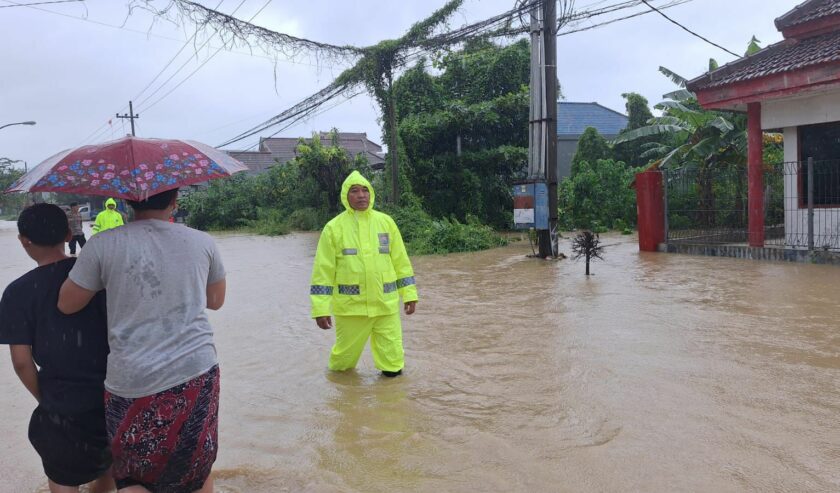 Situasi banjir setinggi lutut orang dewasa melanda wilayah Kabupaten Bangkalan pada, Selasa (12/3/2024). Foto: Istimewa.