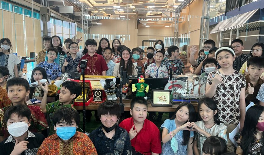 53 Siswa Sekolah Dasar Kristen Masa Depan Cerah (MDC) berfoto bersama di studio Radio Suara Surabaya waktu berkunjung dalam rangka edukasi proyek P5, Rabu (13/3/2024). Foto: Ikke magang suarasurabaya.net