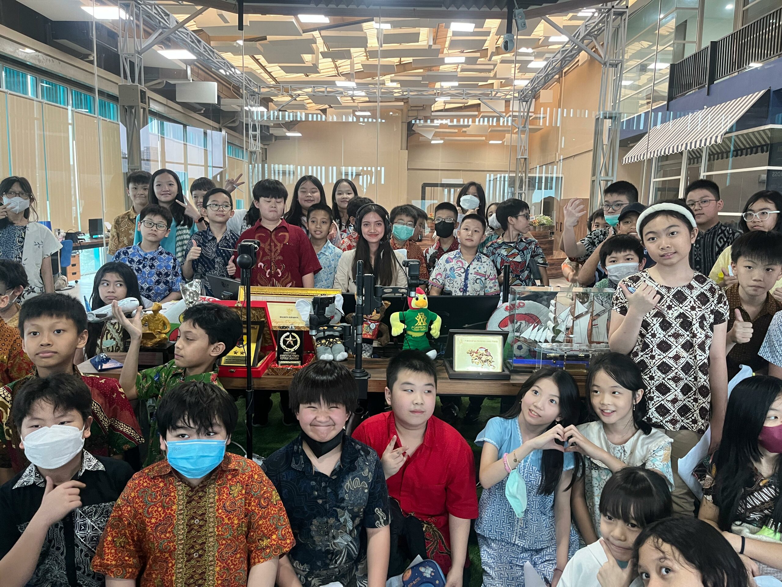 53 Siswa Sekolah Dasar Kristen Masa Depan Cerah (MDC) berfoto bersama di studio Radio Suara Surabaya waktu berkunjung dalam rangka edukasi proyek P5, Rabu (13/3/2024). Foto: Ikke magang suarasurabaya.net