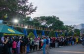 Buka puasa bersama dan pembagian takjil gratis, pada Jumat (15/3/2024) di depan gerbang utama Unesa Kampus 2 Lidah Wetan, Surabaya. Foto: Humas Unesa