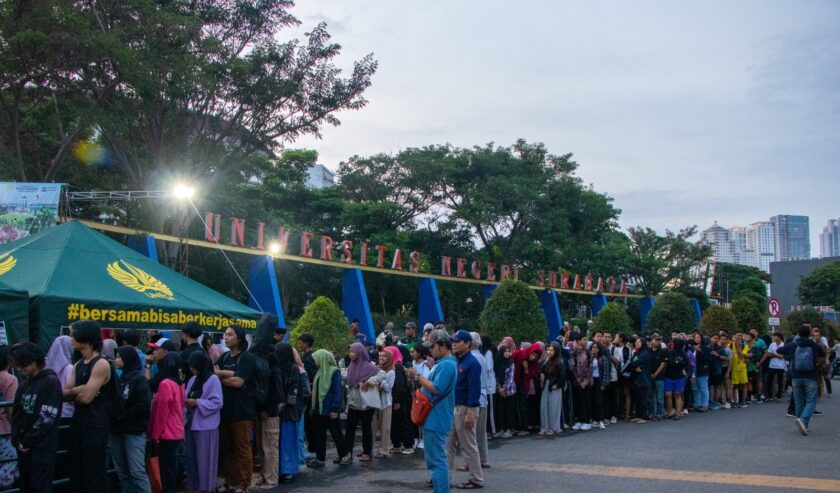 Buka puasa bersama dan pembagian takjil gratis, pada Jumat (15/3/2024) di depan gerbang utama Unesa Kampus 2 Lidah Wetan, Surabaya. Foto: Humas Unesa