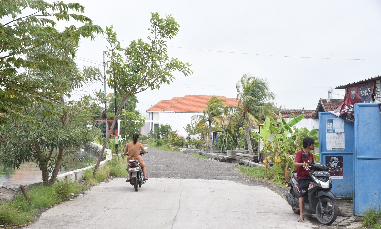 Betonisasi di Jalan Desa Banjarsari, Kecamatan Tanggulangin, Sidoarjo yang tampak belum tuntas sejak proyek dilakukan 2020 lalu. Foto: Diskominfo Sidoarjo