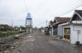 Jalan Desa Banjarsari, Kecamatan Tanggulangin, Sidoarjo kembali dibeton sebagai upaya untuk mengatasi banjir. Foto: Diskominfo Sidoarjo