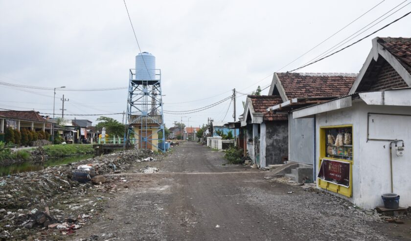 Jalan Desa Banjarsari, Kecamatan Tanggulangin, Sidoarjo kembali dibeton sebagai upaya untuk mengatasi banjir. Foto: Diskominfo Sidoarjo