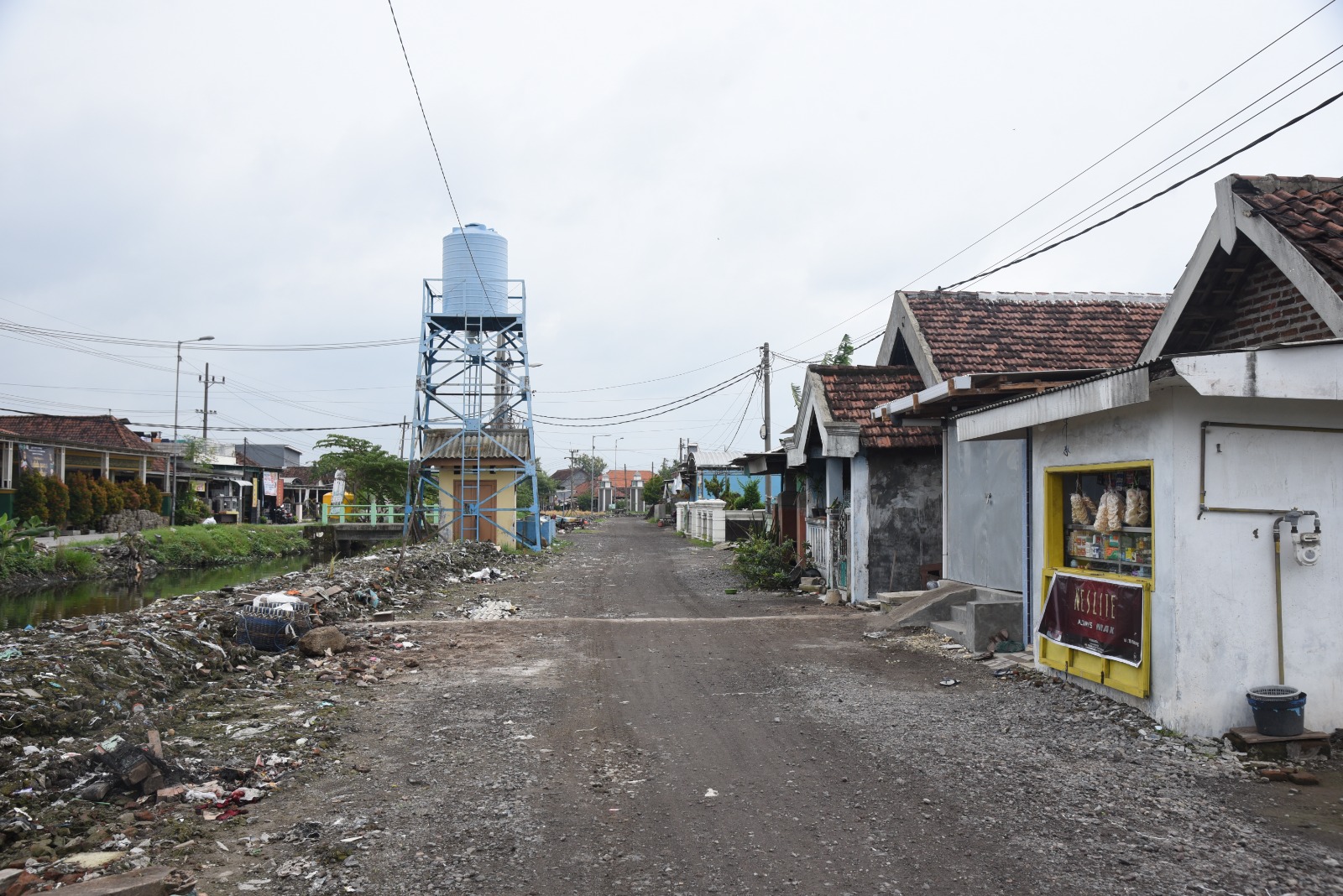 Jalan Desa Banjarsari, Kecamatan Tanggulangin, Sidoarjo kembali dibeton sebagai upaya untuk mengatasi banjir. Foto: Diskominfo Sidoarjo