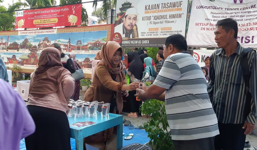 Pembagian takjil di Masjid Muhammad Cheng Hoo Surabaya, Sabtu (16/3/2024), Foto: Ikke magang suarasurabaya.net