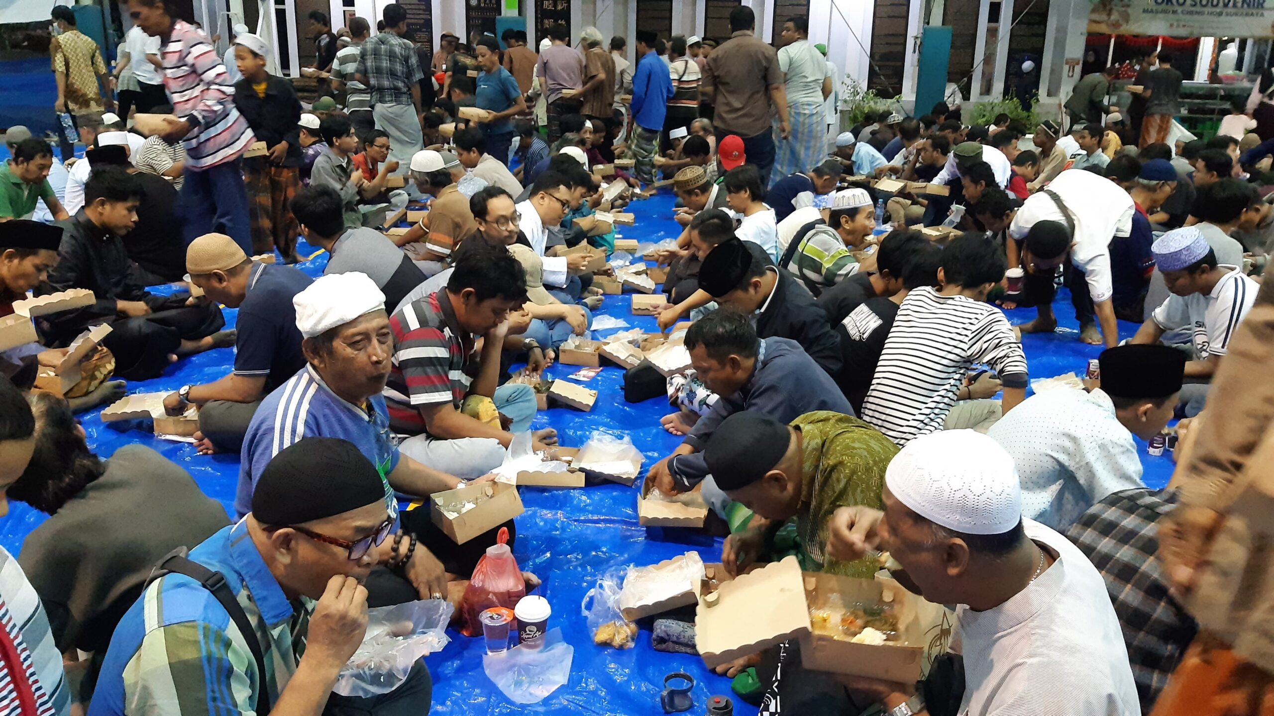 Warga berbuka puasa bersama di Masjid Muhammad Cheng Hoo Surabaya, Sabtu (16/3/2024), Foto: Ikke magang suarasurabaya.net