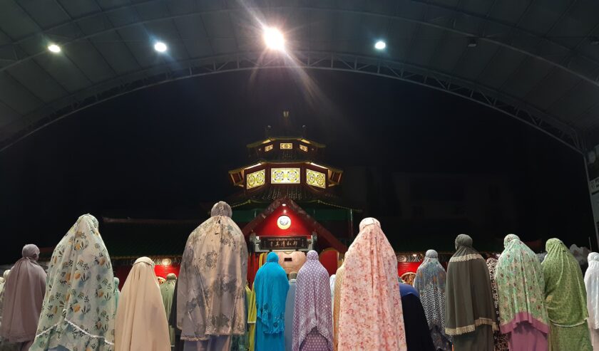 Salat Tarawih malam ke enam di Masjid Muhammad Cheng Hoo Surabaya, Sabtu (16/3/2024), Foto: Ikke magang suarasurabaya.net